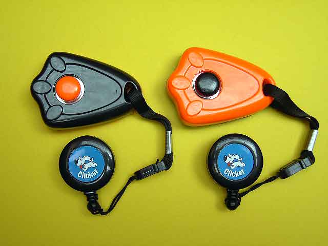 CLICKER IN PFOTENFORM MIT TASTE UND G�RTELCLIP-ZINGER AUSZIEHBAR UND ROSTFREIER EDELSTAHLZUNGE